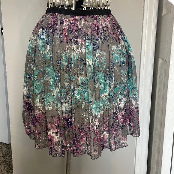 Small Mudd knee-length skirt. Grey with purple and blue floral. - Picture 1 of 5